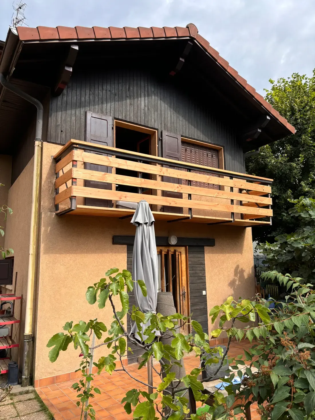 Chalet avec balcon en bois à lames et volets à Orcier, réalisation de menuiserie extérieure Rob'Art