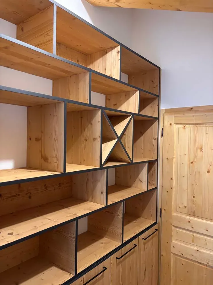 Étagère en bois à structure métallique sur-mesure pour l'agencement d'une boutique, Rob'Art