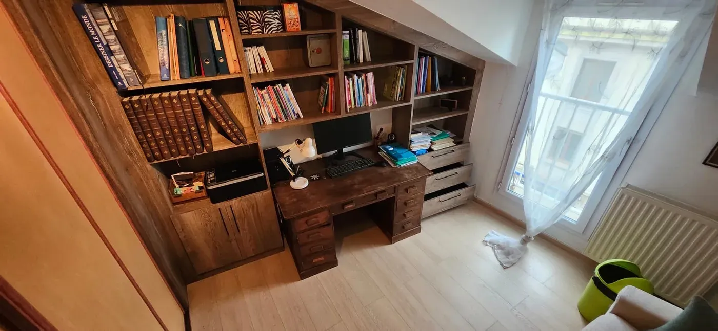 Bureau et bibliothèque sur-mesure aménagés sous pente pour un espace de travail professionnel, Rob'Art