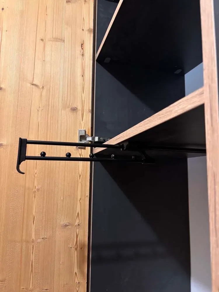 Dressing en bois sur-mesure avec penderie et accessoires intégrés, agencement Rob'Art