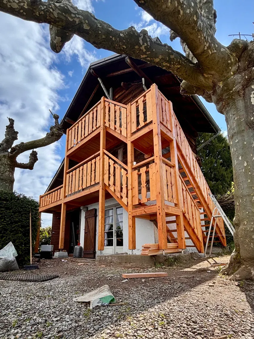 Balcons et terrasse en bois d'un chalet dans le Chablais, menuiserie extérieure Rob'Art