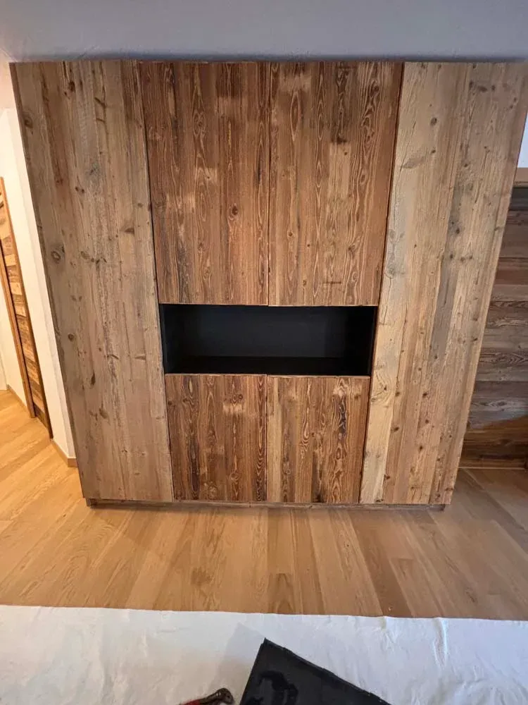 Habillage mural en vieux bois avec niche intégrée, menuiserie intérieure Rob'Art