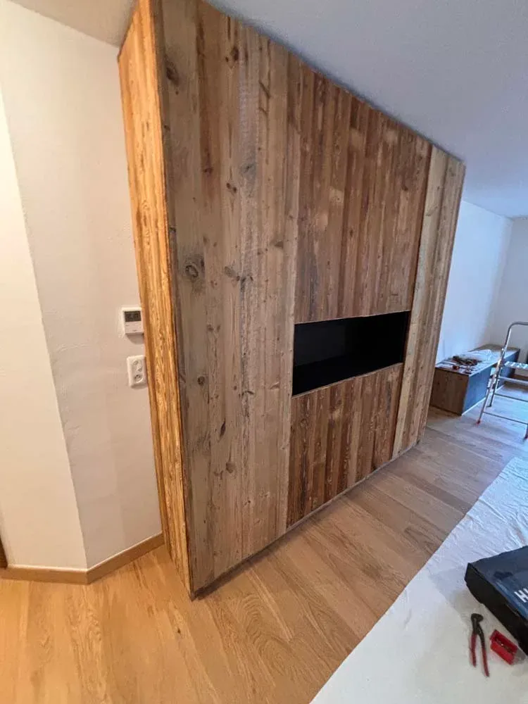 Habillage mural en vieux bois avec niche pour téléviseur