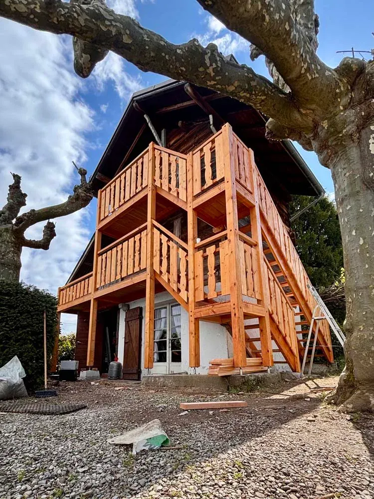 Chalet avec coursive et escalier en bois : menuiserie extérieure Rob'Art dans le Chablais