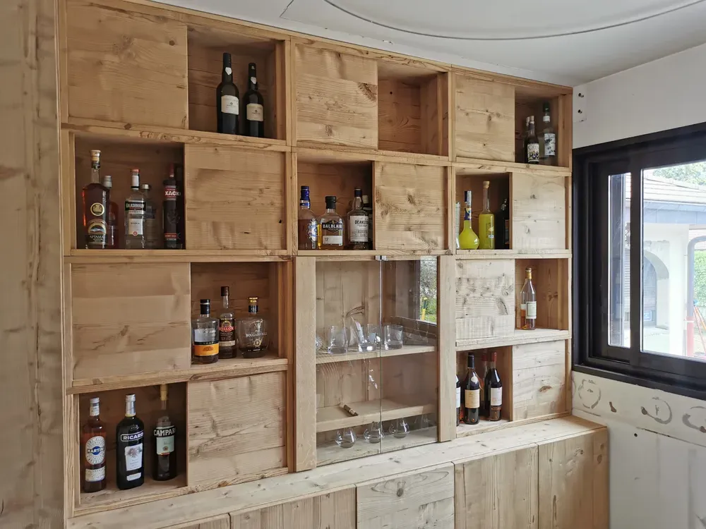 Bar et étagères en caisses de bois sur-mesure, agencement d'espace intérieur par Rob'Art
