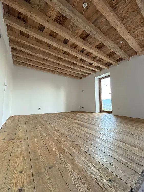 Pièce avec parquet et plafond à poutres apparentes en bois, menuiserie intérieure Rob'Art