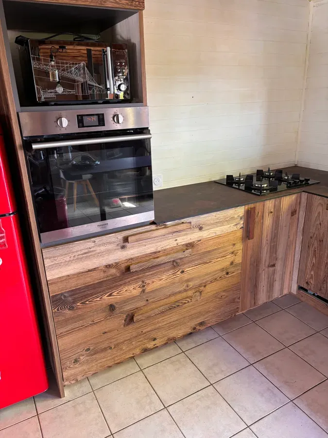 Four encastré dans une colonne de cuisine en vieux bois