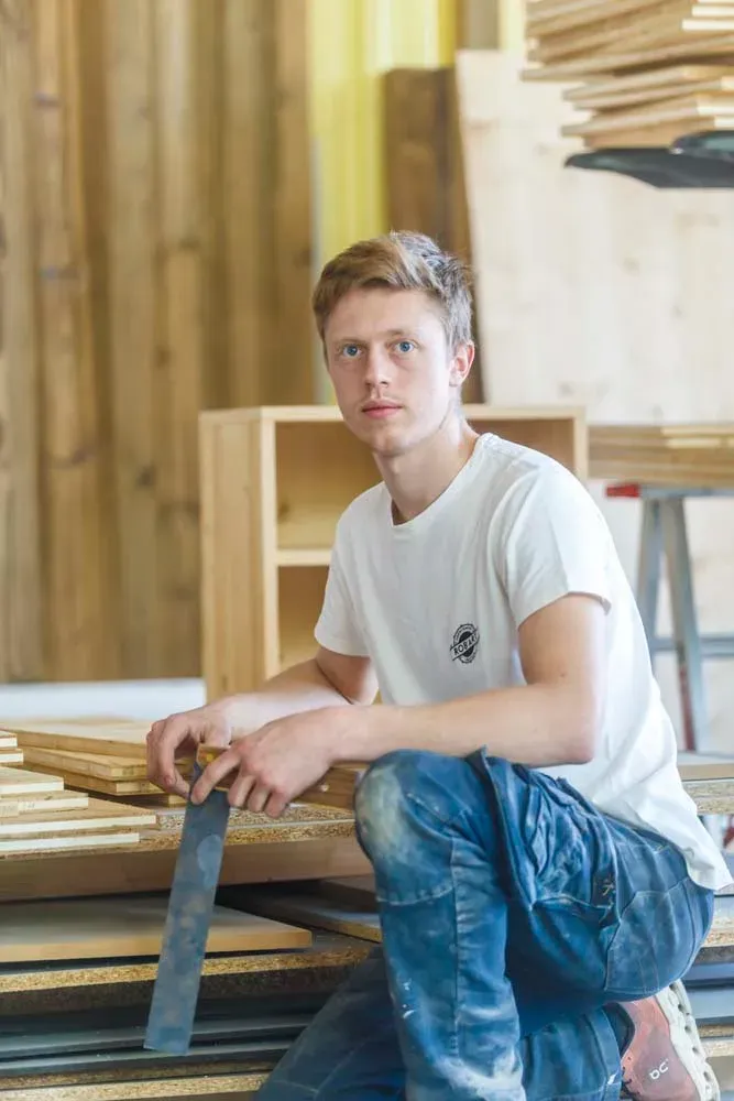 Robin Chalençon, fondateur de Rob'Art, dans son atelier de menuiserie à Orcier