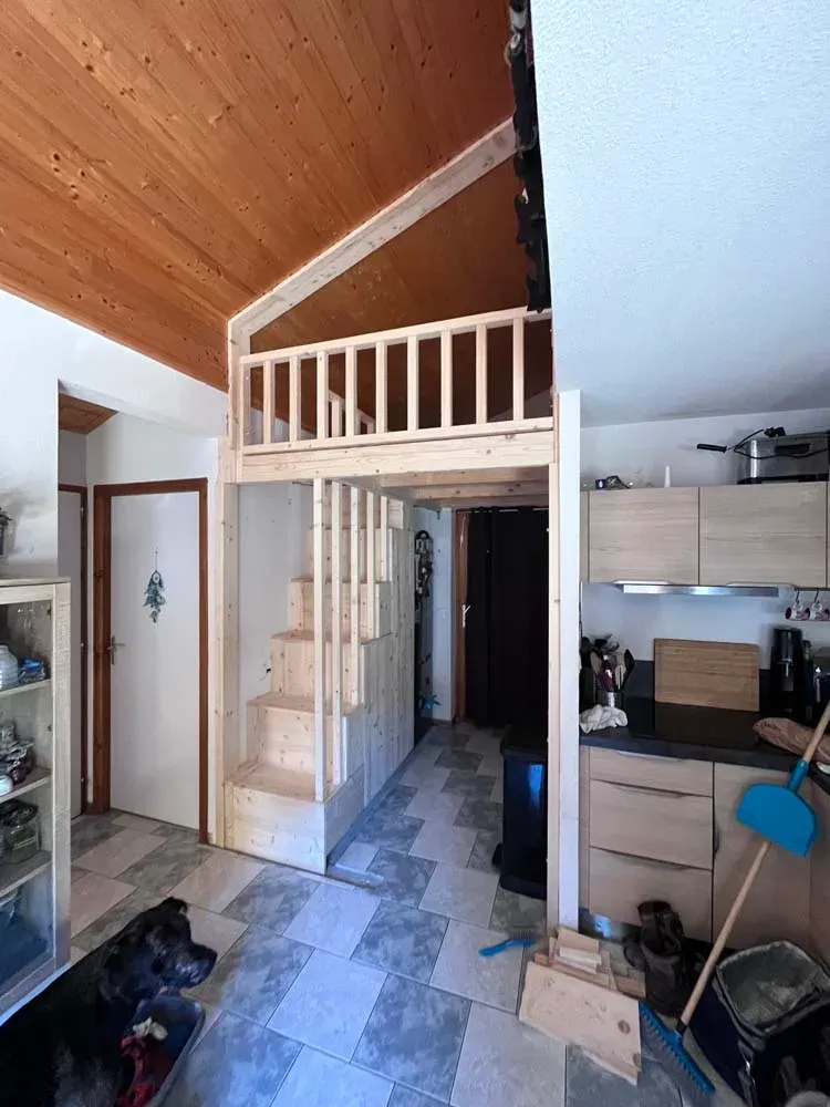 Aménagement intérieur sur-mesure en bois par Rob'Art : mezzanine, escalier et cuisine