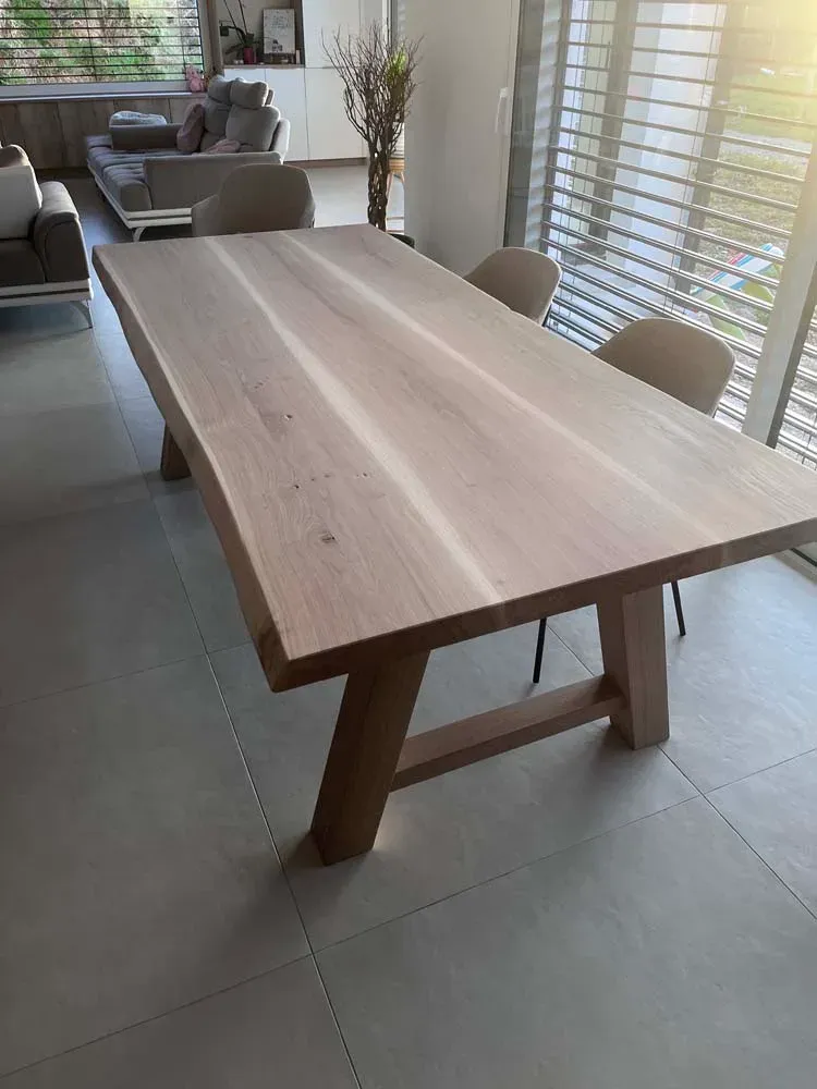 Table de salle à manger sur-mesure en bois massif à bord naturel, réalisation Rob'Art