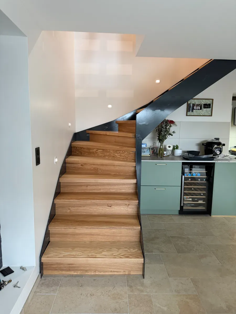 Escalier en bois sur-mesure dans un chalet, menuiserie Rob'Art