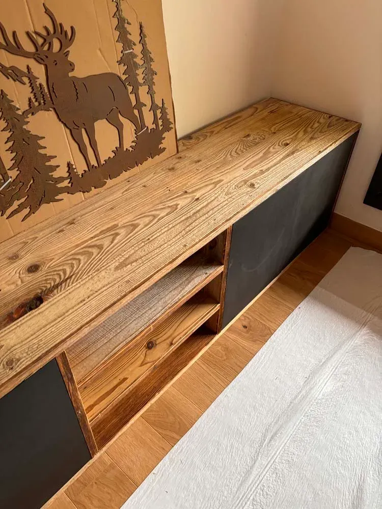 Meuble banc en bois avec panneau gravé cerf et sapins, style chalet, Rob'Art