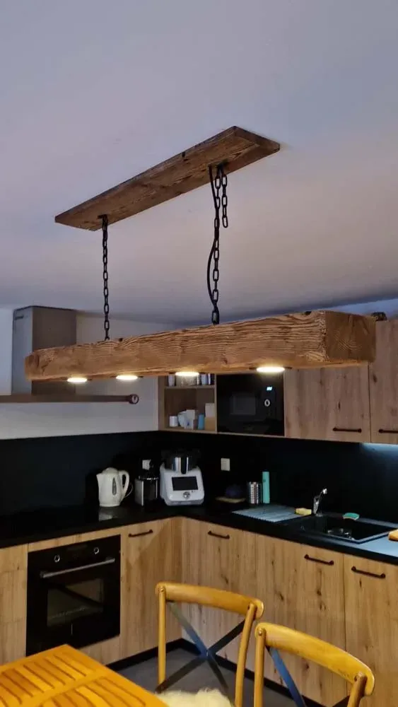 Cuisine avec suspension sur poutre en bois massif, Rob'Art