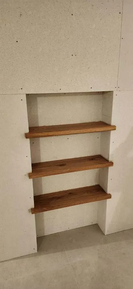 Étagères en bois encastrées dans une niche, agencement Rob'Art