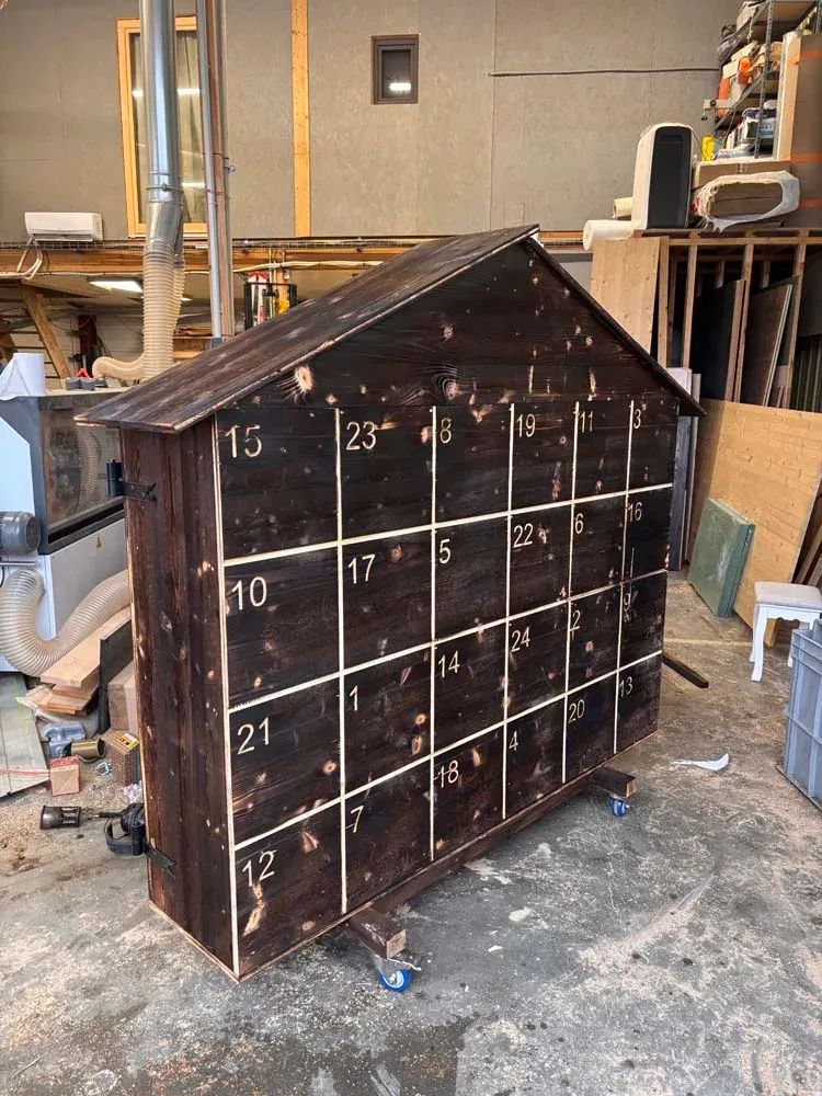 Meuble de rangement à tiroirs numérotés en bois patiné, création Rob'Art