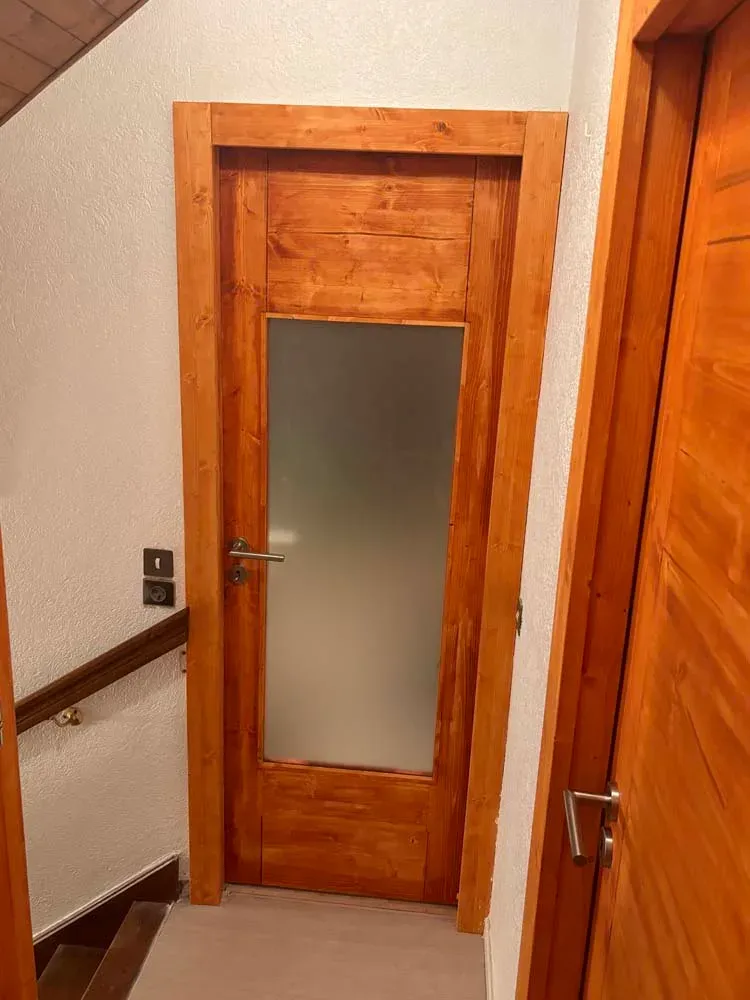 Porte intérieure en bois avec vitrage dépoli, menuiserie Rob'Art