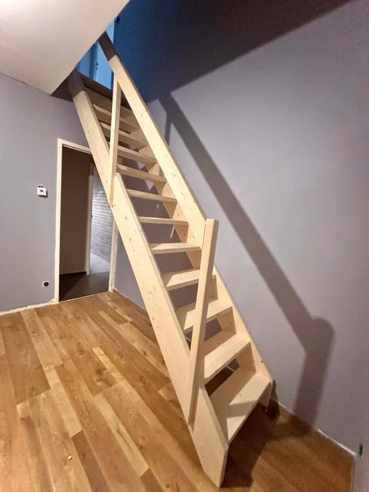 Escalier de meunier en bois pour accès mezzanine, menuiserie Rob'Art