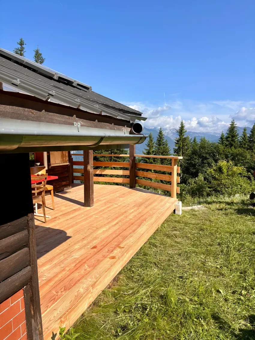 Terrasse et bardage bois d'un chalet, menuiserie extérieure Rob'Art