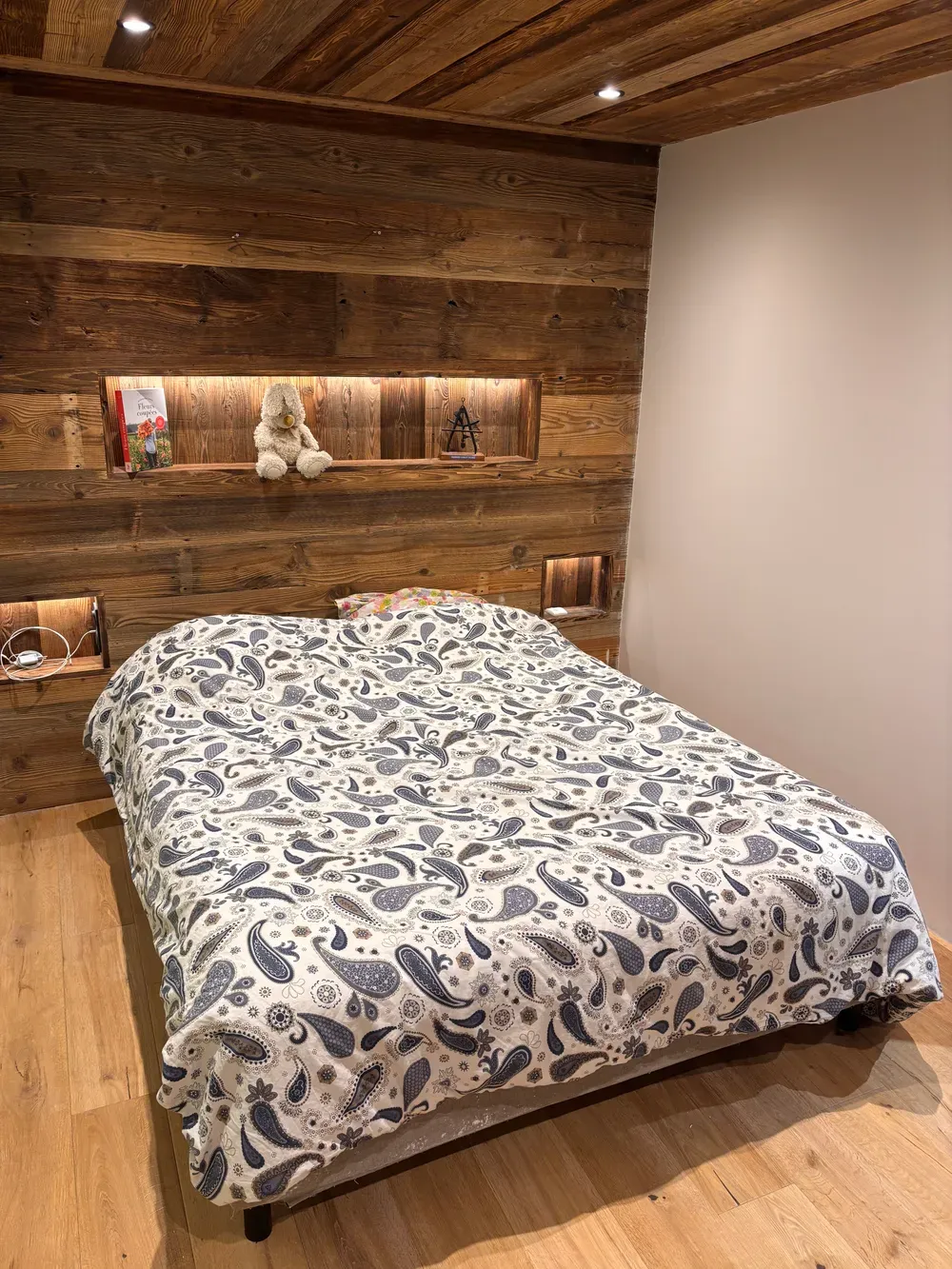 Chambre de chalet habillée de bois massif avec tête de lit et rangements sur-mesure Rob'Art