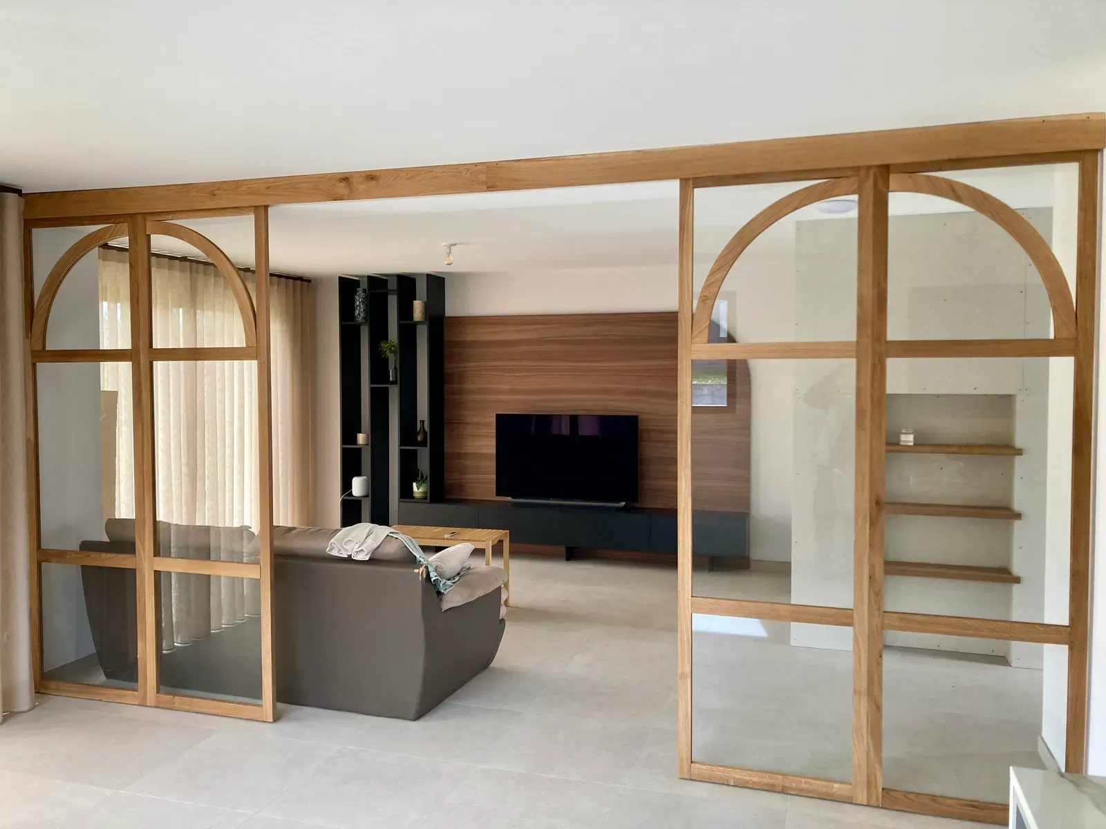 Aménagement intérieur sur-mesure Rob'Art : verrière en bois et agencement d'un séjour à Orcier