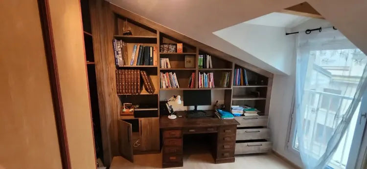 Bureau ancien intégré dans une bibliothèque sur-mesure sous rampant