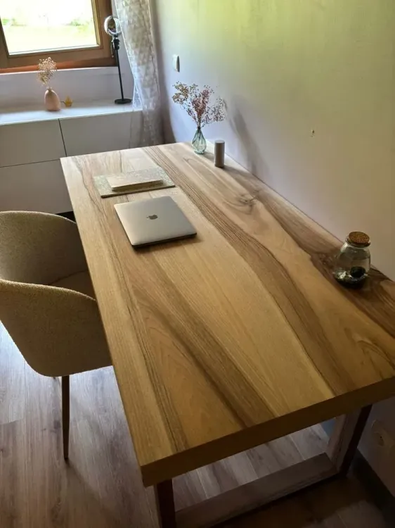 Table de repas en chêne massif à plateau à bord naturel, fabriquée sur-mesure par Rob’Art