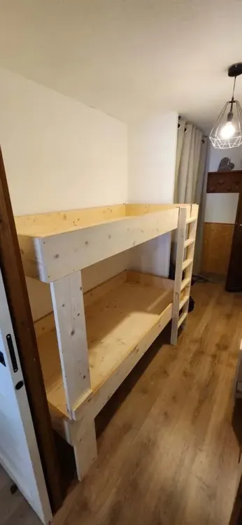 Meuble haut en bois clair réalisé sur-mesure devant une fenêtre