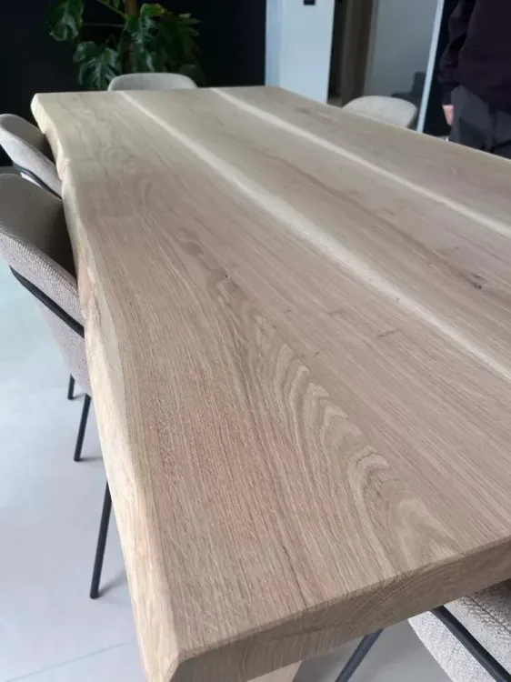 Plateau de table en bois massif clair à bord naturel