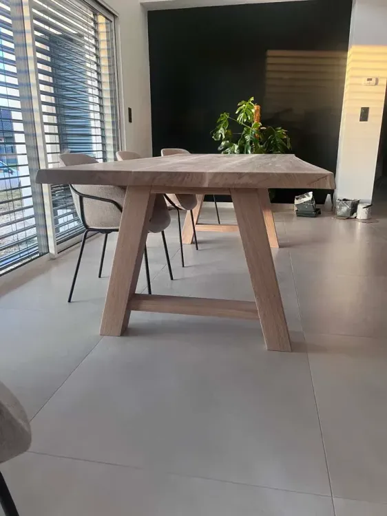 Table à manger en chêne clair et chaises design dans une pièce lumineuse
