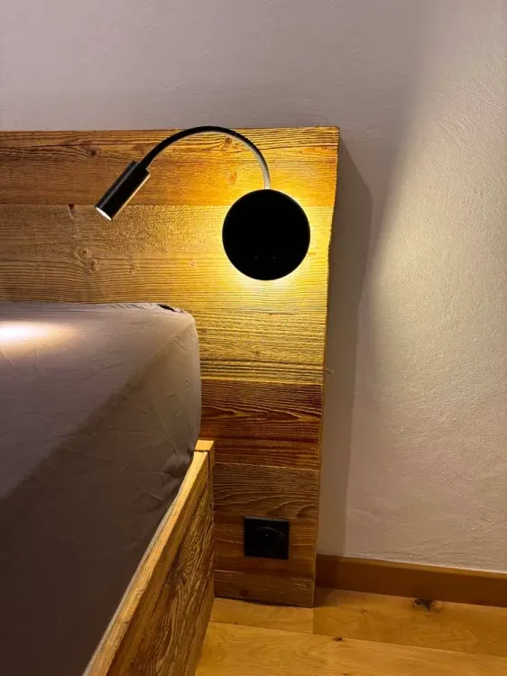 Tête de lit en vieux bois avec liseuse LED intégrée