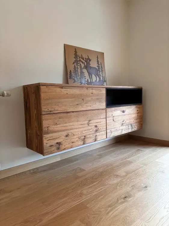 Meuble TV suspendu en vieux bois avec caisson noir