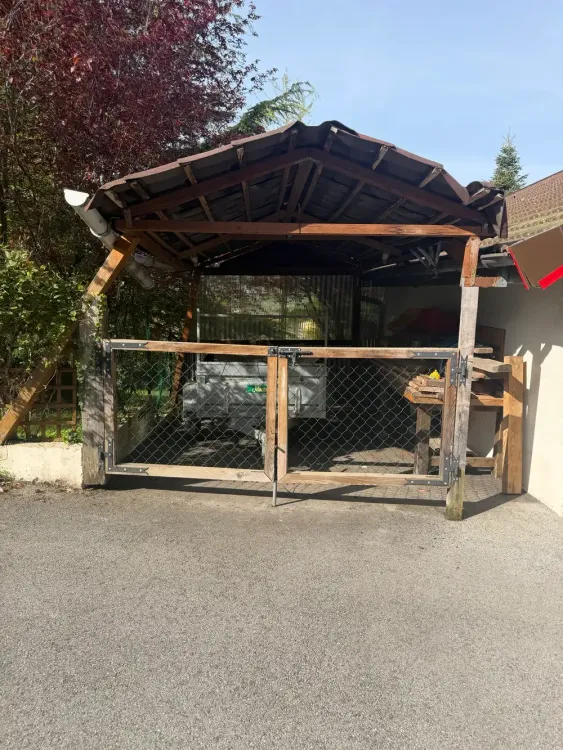 Ancienne structure bois vétuste avant sa dépose et son remplacement par Rob’Art