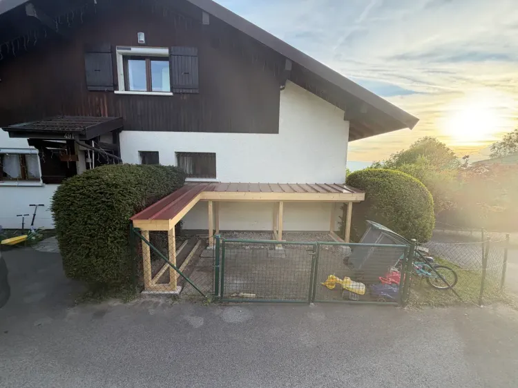 Abri bois adossé à une maison, réalisé sur-mesure par Rob’Art à Orcier