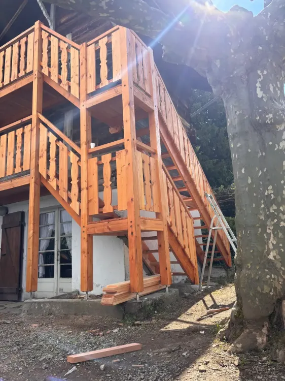 Escalier extérieur et balcons bois en cours de montage, charpente Rob’Art