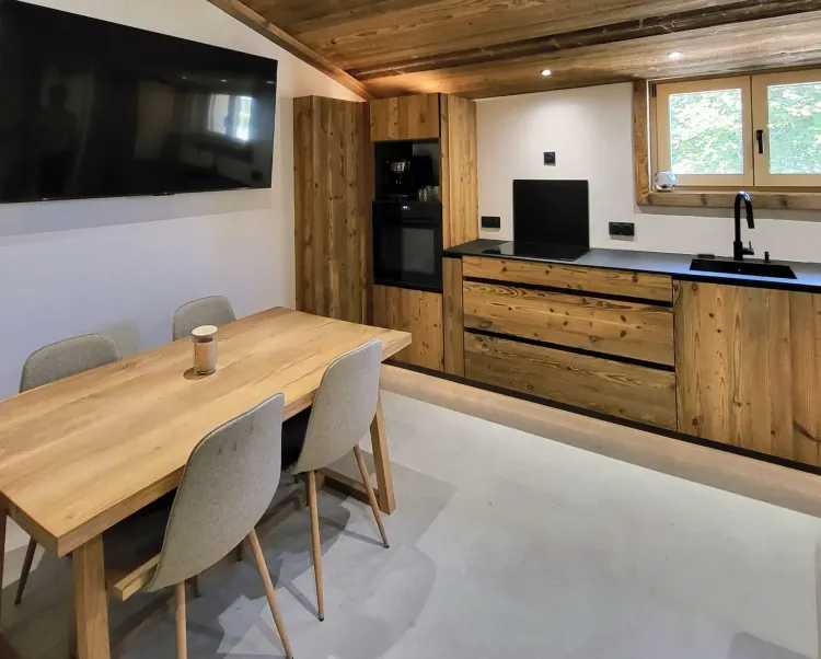 Cuisine en vieux bois avec table de repas assortie dans un chalet aménagé par Rob’Art