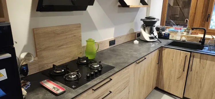 Plan de travail de cuisine avec plaque à gaz et crédence en bois