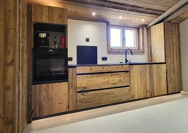 Cuisine équipée en vieux bois avec four et micro-ondes encastrés