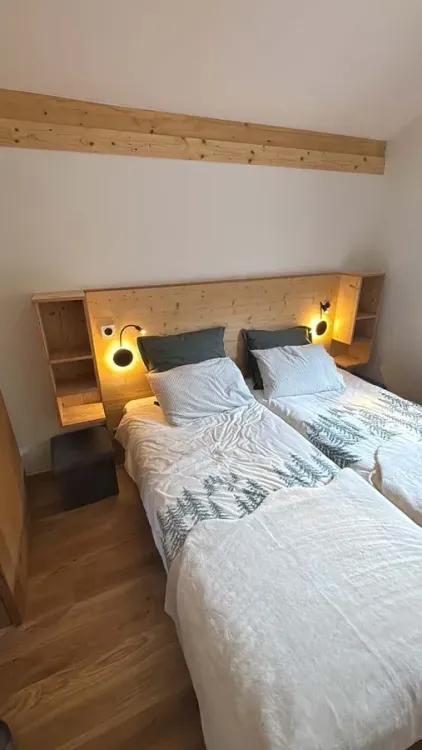 Tête de lit en bois avec rangements et liseuses intégrés