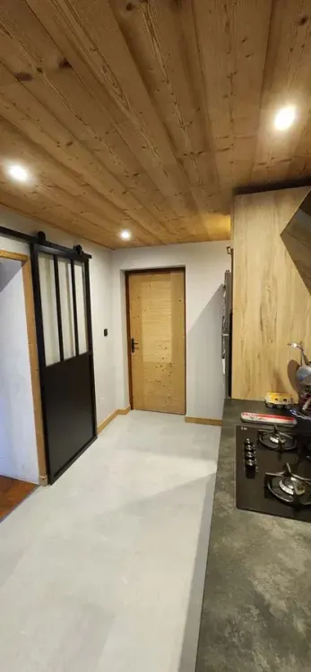 Porte coulissante en bois dans un couloir