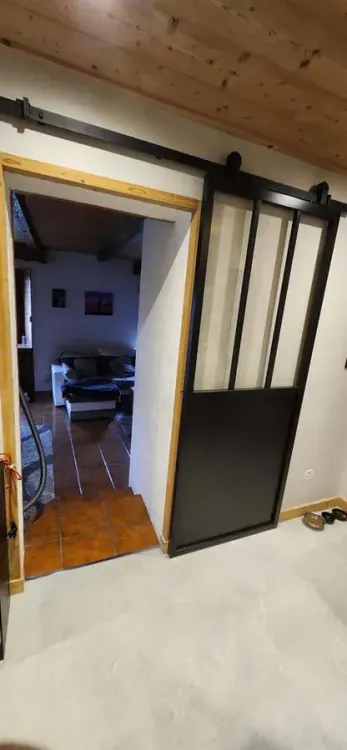 Escalier et verrière séparant les espaces d’un intérieur