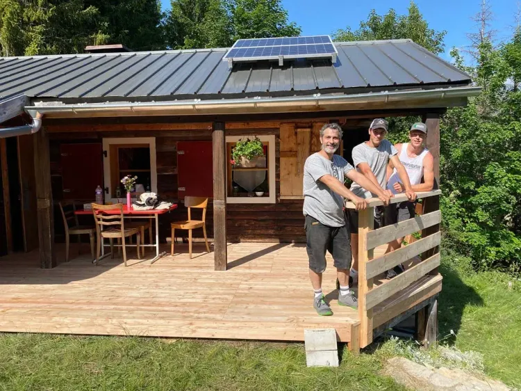 Terrasse en bois et garde-corps devant un chalet, réalisation Rob’Art