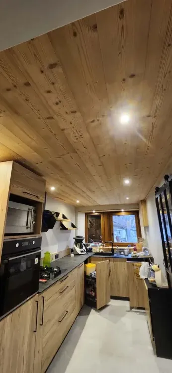 Plafond et habillage en bois clair dans une pièce à vivre