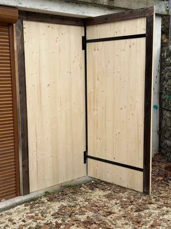 Portail en bois à lames verticales avec quincaillerie noire