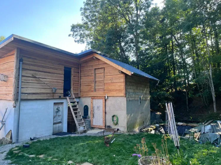 Chalet en cours d’habillage bois extérieur sur un chantier Rob’Art