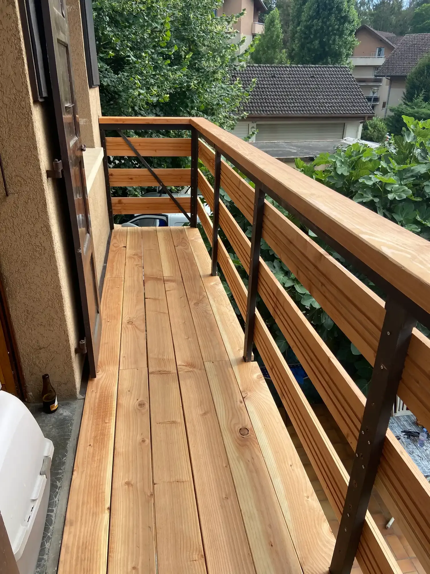 Pergola en bois à lames orientables au-dessus d'une terrasse, avec vue sur les montagnes du Chablais