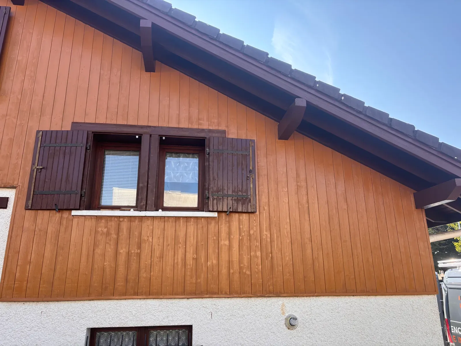 Façade de chalet habillée d'un bardage bois avec volets battants, réalisation Rob'Art