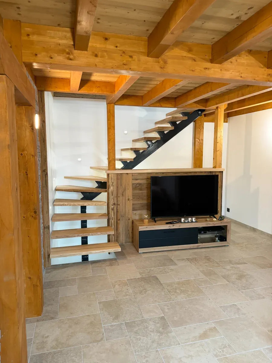 Escalier bois suspendu et meuble TV en vieux bois réalisés sur-mesure par Rob'Art dans un chalet