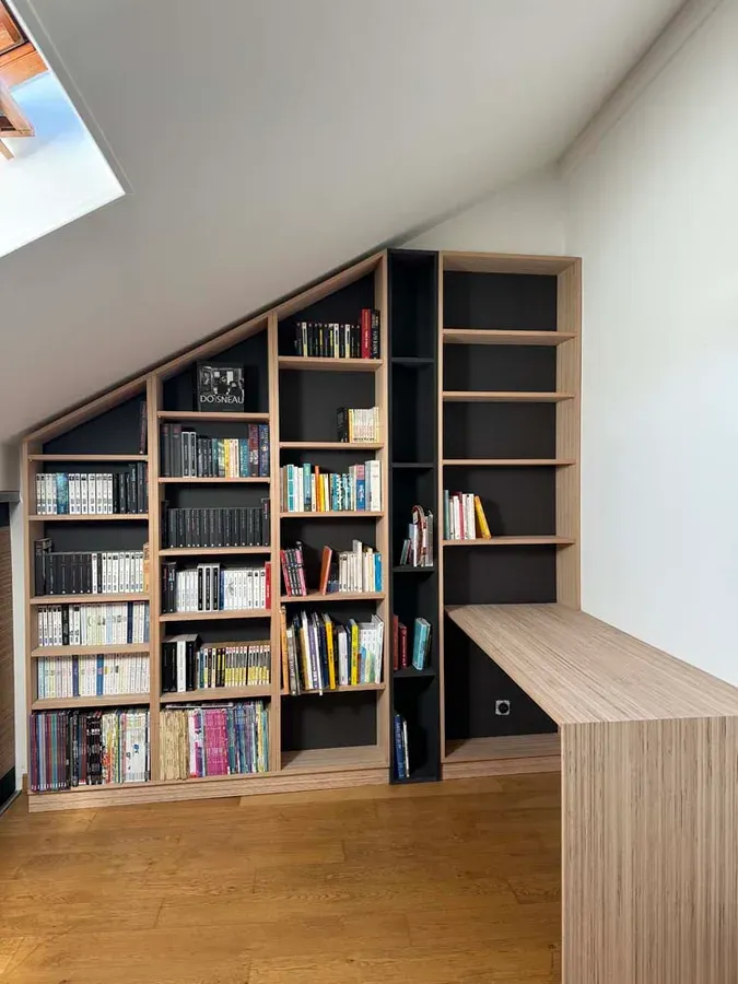 Bibliothèque sur-mesure sous pente aménagée par Rob'Art