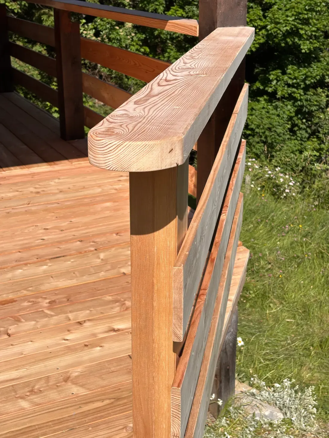 Garde-corps en bois sur-mesure réalisé par Rob'Art sur une terrasse en mélèze