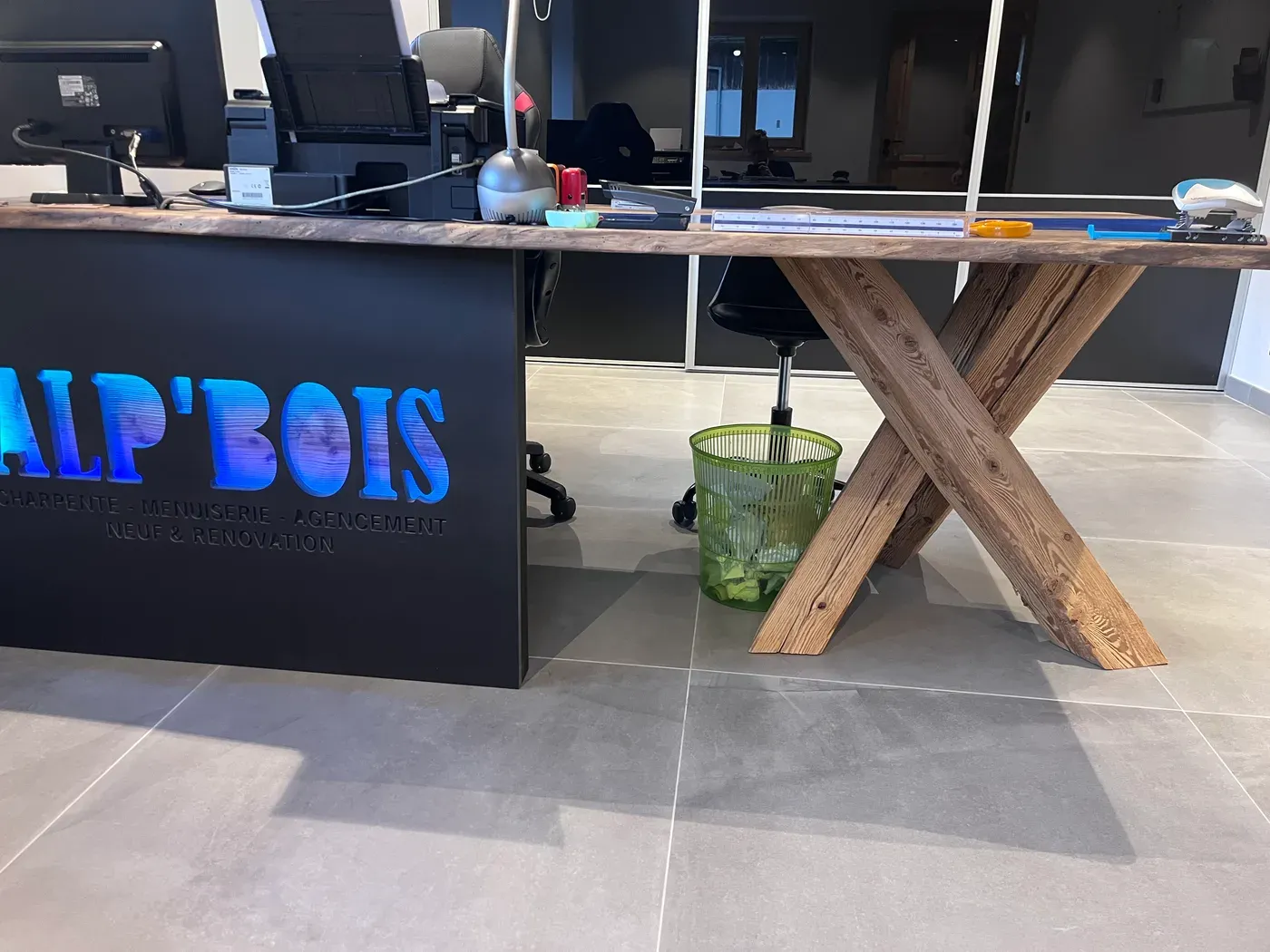 Comptoir d’accueil et plan de bureau associant vieux bois et résine époxy bleue, agencement signé Rob’Art